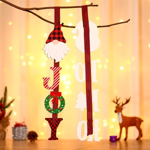 Vertikale Weihnachtsanhänger aus Holz mit JOY und HO HO HO Schriftzug und Karomustern