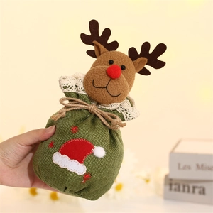Detail der Weihnachts-Geschenktüte aus Jute mit Elch-Design und Spitzenbesatz