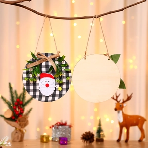 Details von Holz-Weihnachtsschmuck mit Büffelkaro-Stoff und einer Weihnachtsmann-Figur