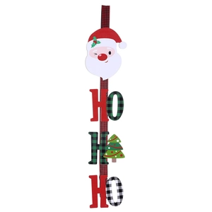 Detailansicht vom Weihnachtsmann-Schild mit HO HO HO Buchstaben und rotem Karoband