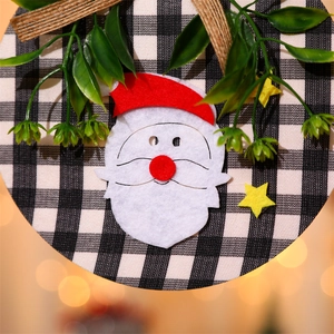 Detail der Weihnachts-Hängeplakette mit Filz-Weihnachtsmann und Karomuster-Stoff
