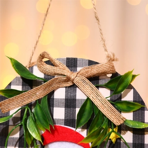 Nahaufnahme von Weihnachts-Türhänger mit Karomuster, Sackleinen-Schleife und Grün