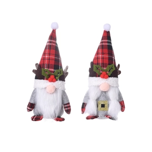 Gnomi di Natale con corna di renna e cappelli a quadri rossi su uno sfondo bianco puro