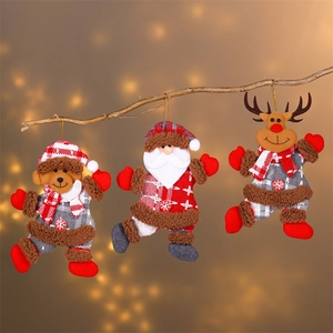 Détails des décorations de Noël avec Père Noël, renne et ours suspendus à un arbre