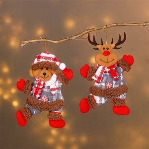 Décorations de Noël en peluche ours et renne sur branche avec fond lumineux chaleureux
