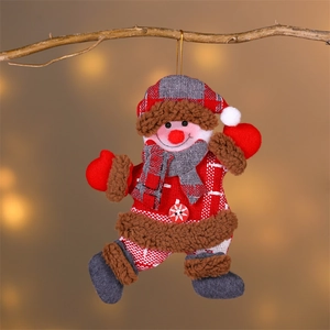 Détails d'un bonhomme de neige en peluche avec bonnet à carreaux sur une branche