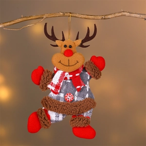 Détail d'un renne en peluche avec nez rouge suspendu à une branche pour Noël