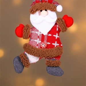 Détail du Père Noël en peluche avec corps en tricot, barbe en fourrure et bouton flocon