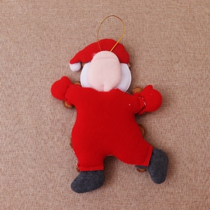 Détail du dos de l'ornement Père Noël en peluche avec feutre et cordon doré