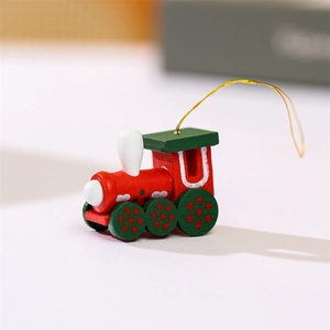 Vue détaillée d'un petit train de Noël en bois rouge et vert avec sa ficelle dorée