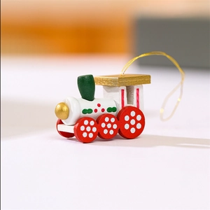 Détail du pendentif train de Noël en bois avec corde dorée pour décoration de sapin