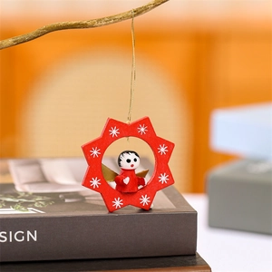 Détail d'un ornement de Noël en bois en forme d'étoile rouge avec petite figurine d'ange
