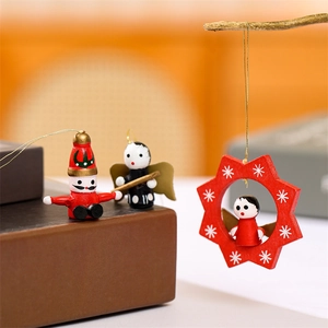 Détail des décorations de Noël en bois peintes à la main avec figurines casse-noisette
