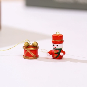 Détail macro de casse-noisette et tambour en bois, décorations de Noël avec cordons dorés