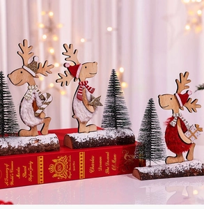 Détails de figurines de rennes de Noël en bois avec fausse fourrure et écharpes festives