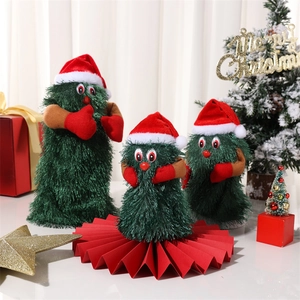 Detailliertes Set aus drei Größen Plüsch-Weihnachtsbäumen in festlicher Umgebung