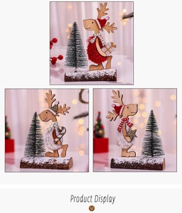 Vue détaillée de figurines de rennes de Noël en bois avec vêtements d'hiver en peluche