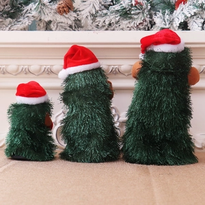 Drei plüschige singende und tanzende Weihnachtsbäume in verschiedenen Größen mit Hüten