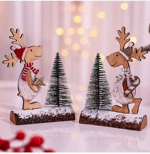 Détail de deux rennes de Noël en bois avec fourrure pelucheuse et écharpes de fête