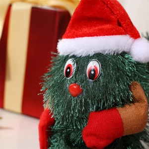 Nahaufnahme der grünen Samt-Weihnachtsbaum-Stoffpuppe mit rotem Hut und Handschuhen