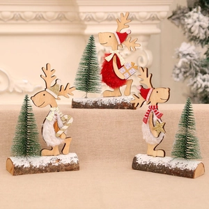 Lot de trois rennes de Noël en bois avec mini sapins et base décorée de neige blanche