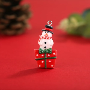 Detail eines Weihnachts-Schneemann-Anhängers aus Harz mit Haken für DIY-Dekorationen
