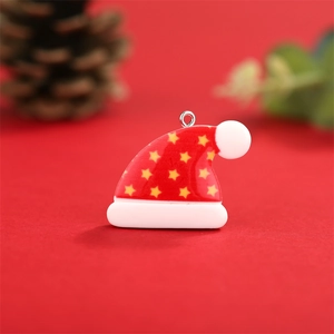 Detailaufnahme des roten Weihnachtsmützen-Anhängers mit Sternen und Metallöse