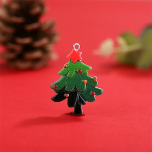Makroaufnahme eines Weihnachtsbaum-Anhängers aus Harz mit Sterndetail auf rotem Grund
