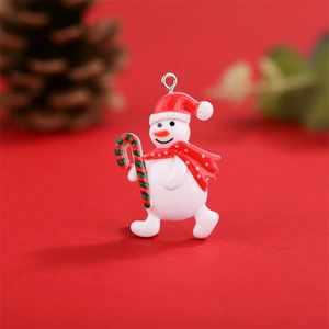 Detail eines festlichen Schneemann-Anhängers aus Harz mit rotem Hut für DIY-Dekoration