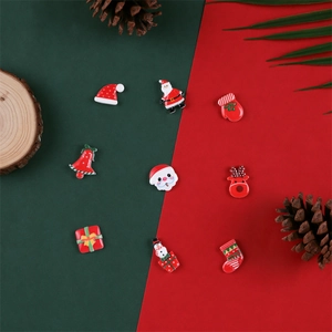 Detailopname van 9 kerstbedeltjes van hars met kerstman en eland voor doe-het-zelf-creaties
