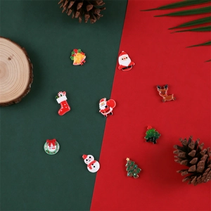 Gedetailleerd overzicht van kerst bedeltjes van hars met kerstman en sneeuwpop voor DIY-werk