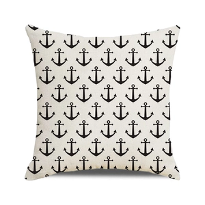 Détail du motif d'ancre nautique sur une housse de coussin en lin beige clair