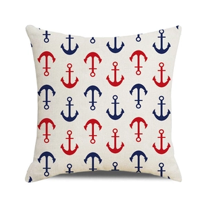 Détail d'une housse de coussin carrée avec motifs d'ancres marines rouges et bleues sur lin