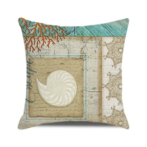 Détail de housse de coussin nautique vintage avec coquillage, corail et motif carte mer