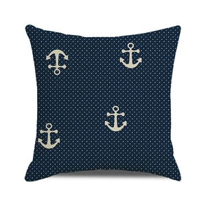 Détail de la housse de coussin nautique avec ancres blanches et pois sur tissu bleu marine