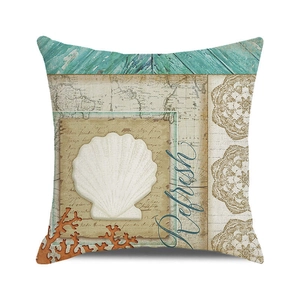 Détail de housse de coussin nautique avec corail orange, coquillage et motif de carte vintage