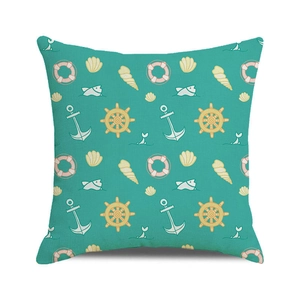 Détail de la housse de coussin nautique sarcelle avec motifs d'ancres et de gouvernails