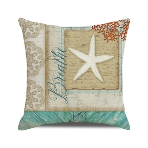Détail d'un coussin carré nautique avec étoile de mer, corail et texte Breathe
