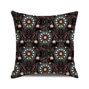 Détail de la housse de coussin bohème avec des motifs mystiques symétriques