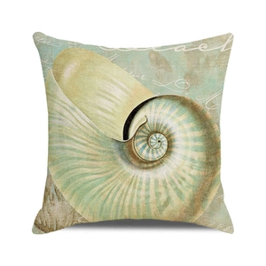 Détail de la housse de coussin montrant la texture du lin et le motif de nautile