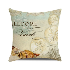 Détail de la housse de coussin nautique vintage avec coquillages et décor de voilier