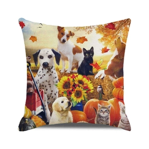 Detail van herfstkussenhoes met huisdieren, pompoenen en bladeren met levendige print