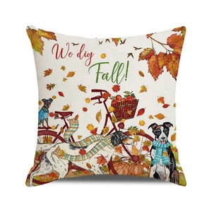 Detail van herfst kussensloop met honden op een rode fiets en de tekst We dig Fall