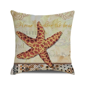 Détail d'une housse de coussin carrée avec motif étoile de mer rouge et texte océan