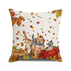 Detail van stoftextuur op vierkante kussenhoes met honden en herfstbladeren print