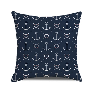 Dettaglio del copricuscino nautico blu navy con stampa di ancore e salvagenti bianchi