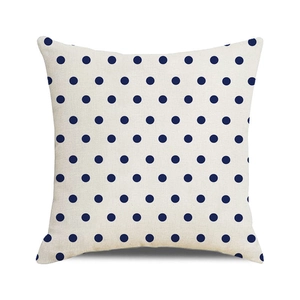 Dettaglio macro della trama in lino e dei pois blu navy sulla federa del cuscino quadrata