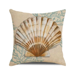 Housse de coussin en lin avec motif coquillage marron et corail bleu sur fond blanc