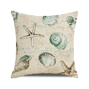 Détail de la housse de coussin beige carrée avec motifs d'étoiles de mer et coquillages