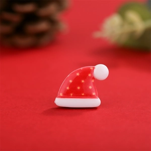 Macro-opname van mini hars kerstmuts met ster voor DIY kerstdecoraties en knutselen